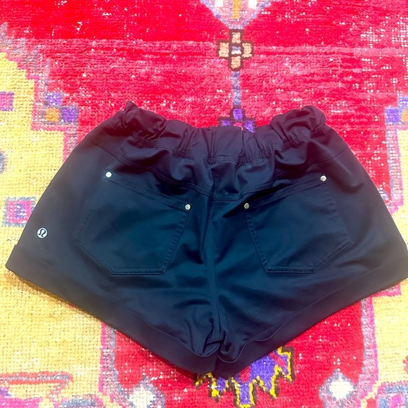 LULULEMON cuffed black shorts sz 8 - Picture 4 of 5